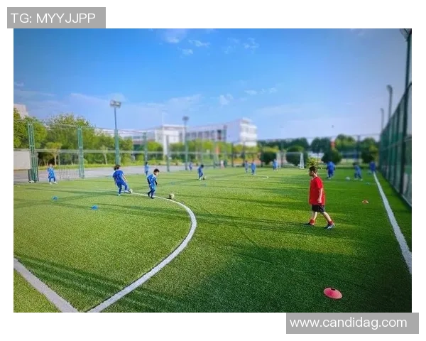 足球课的魅力与成长之路探索青少年足球教育的新篇章